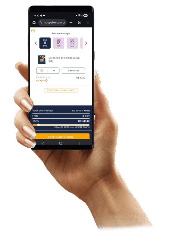 Mão segurando celular mostrando a compra programada